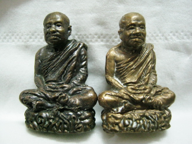 รูปหล่อฐานภูเขา หลวงปู่ศรี ชุดกรรมการ