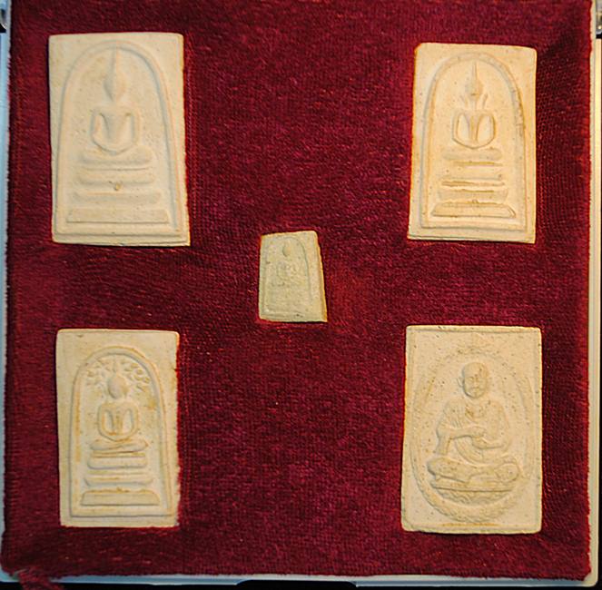 พระสมเด็จวัดระฆัง อนุสรณ์ 118 ปี กล่องชุด พร้อมกล่องกระดาษเดิม สวยงาม น่าสะสมครับ