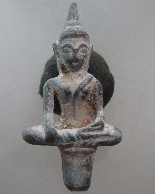 20 บาท พระยอดธงเนื้อตะกั่วเก่าบรรจุกรุ ไม่ทราบที่ครับ