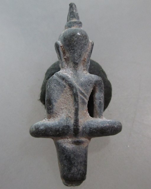 20 บาท พระยอดธงเนื้อตะกั่วเก่าบรรจุกรุ ไม่ทราบที่ครับ