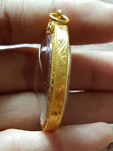 เหรียญประสบการณ์ หลวงพ่อคูณ รุ่นรับเสด็จ เลี่ยมทองแท้ ยกซุ้มครับ