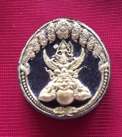 ((เคาะเดียวแดง)) พระผงนารายณ์ทรงครุฑประทับพระราหู (เจ้าคุณธงชัย) วัดไตรมิตร กรุงเทพฯ ปี 2548