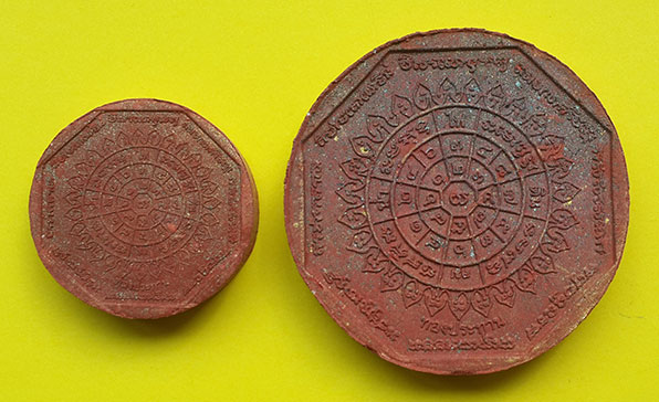 หลวงพ่อโสธร รุ่นทองประทาน วัดโสธรวรวิหาร เนื้อผงปัดทอง พิมพ์เล็กและพิมพ์ใหญ่ ปี 2550 