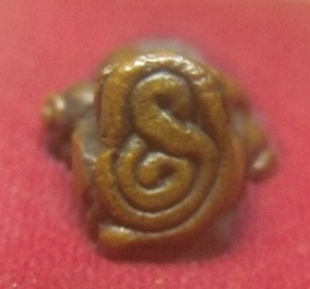 **เบาๆ**พระปิดตาเข่าสอด ๙๐๐ ปี วัดเขาอ้อ รุ่น๑ จ.พัทลุง เนื้อโลหะผสม ปี ๒๕๕๒**มีโค้ด กล่องเดิม สวยๆ