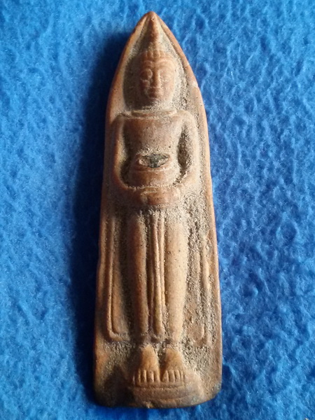 พระร่วงยืนปางอุ้มบาตร หลวงพ่อกวย วัดโฆษิตาราม จ. ชัยนาท เนื้อดิน