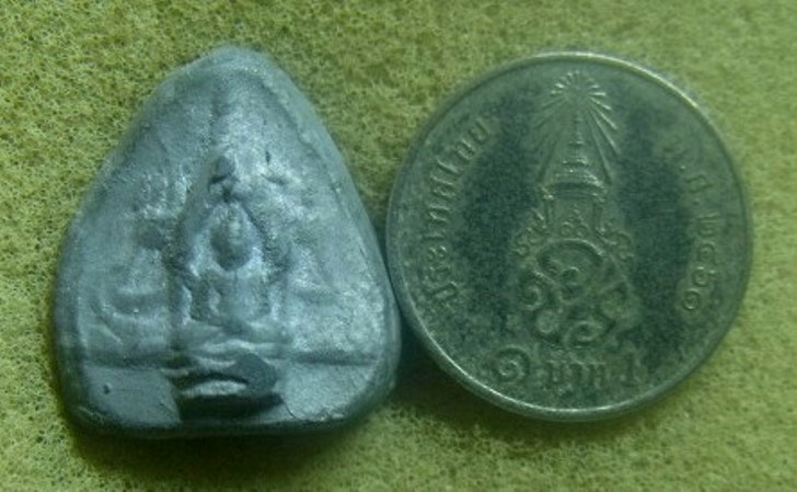 **เบา​ๆ​**พระร่วงนั่งซุ้มปราสาท เนื้อชินหลังลายผ้า เก่าๆ ไม่ทราบที่**สวยๆ เชิญชมครับ 