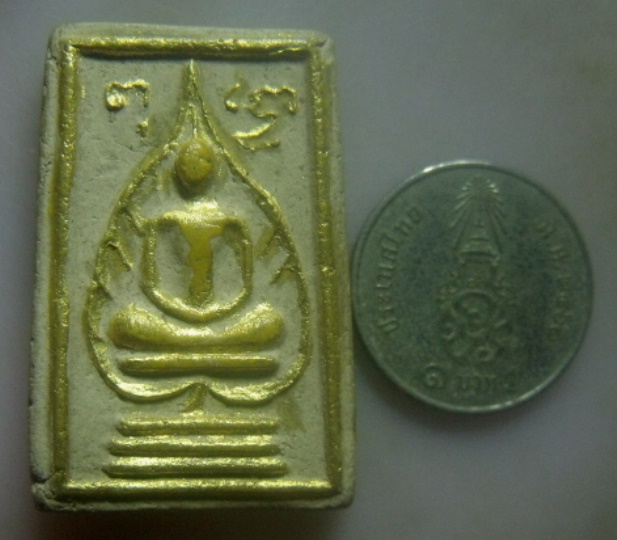 **เบาๆ**พระสมเด็จพิมพใบโพธิ์ ข้างยันต์พุทโธ หลังยันต์สาม เนื้อผง เก่าๆ ไม่ทราบที่**ลงรักปิดทอง สวยๆ